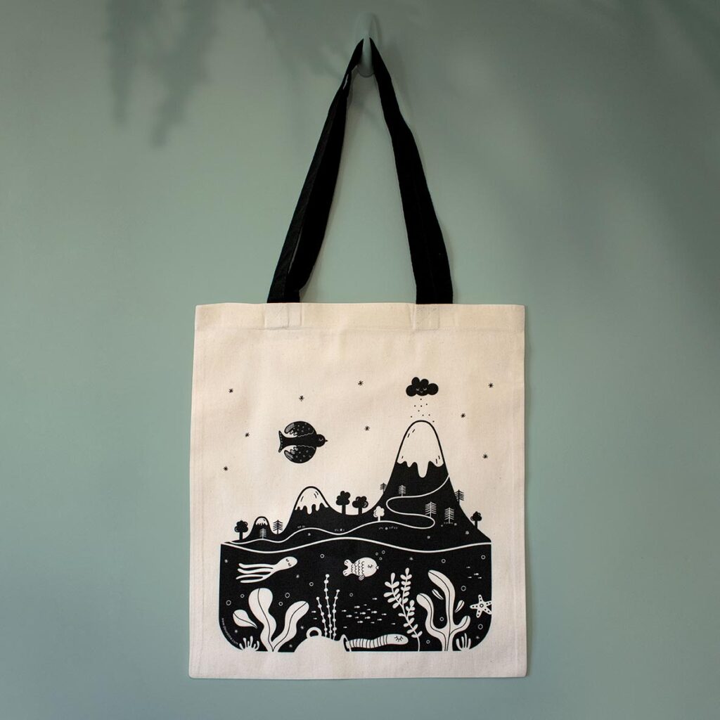 Tote bag illustré d'un paysage noir et blanc