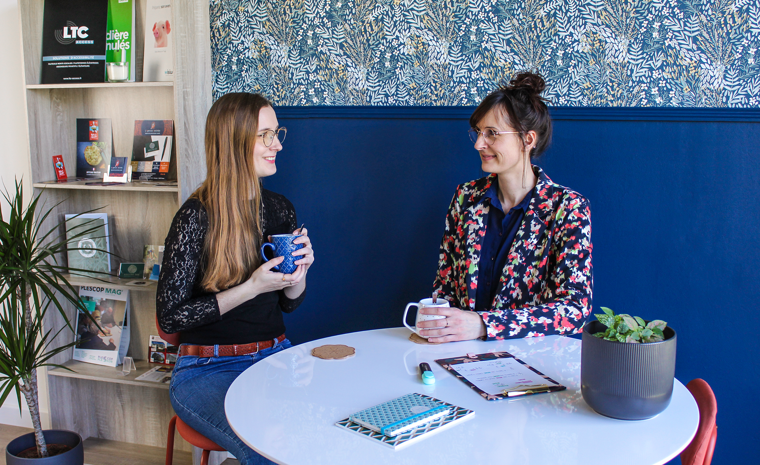 Marion et Marie-Laure les co-gérantes graphistes de l'agence perchée